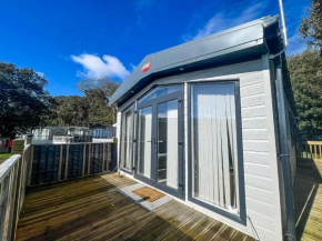 Beautiful Caravan With Decking And Wifi At Azure Sea, Suffolk Ref 32025Az